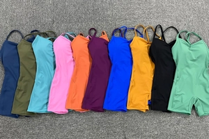 Vista piatta dettagliata delle tute da yoga in 10 colori con scollo a V e spalline