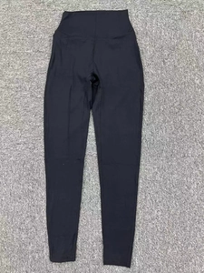 Flachbild einer schwarzen Yoga-Hose mit hohem Bund und elastischem Bauchkontroll-Bund