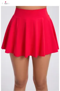 Détail de la jupe de tennis rouge à taille haute plissée avec poches et tissu à séchage rapide