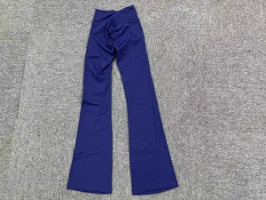 Dettaglio dei pantaloni yoga a zampa blu scuro a vita alta con cucitura push-up glutei