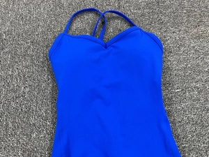 Nahaufnahme des blauen V-Ausschnitt Yoga-Eininteilers mit weicher elastischer Textur