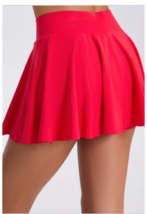 Détail d'une jupe de tennis plissée rouge à taille haute en tissu de sport à séchage rapide