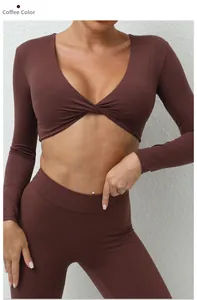 Détail de l'ensemble de yoga marron café avec haut à manches longues torsadé et legging taille haute