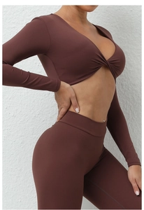 Détail du haut de yoga café foncé avec col en V torsadé et tissu extensible sculptant