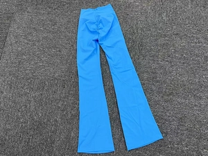 Vista piatta dei pantaloni yoga blu a zampa con vita alta e dettaglio scrunch butt