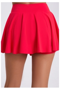 Vue détaillée de la jupe de tennis plissée rouge à taille haute en tissu de performance