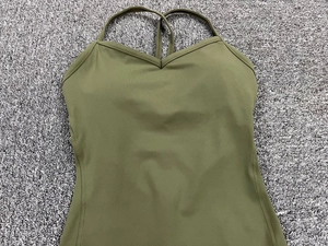 Detailaufnahme des armeegrünen Yoga-Einteilers mit V-Ausschnitt und überkreuztem Rücken-Design
