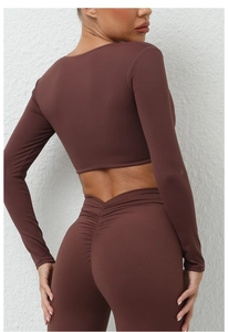Détail du legging taille haute effet push-up marron café avec couture arrière en V