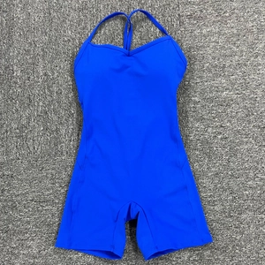Dettaglio macro della tuta da yoga blu reale con spalline sottili e design senza cuciture