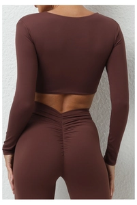 Détail de l'ensemble de yoga marron chocolat avec design froncé au dos et tissu élastique