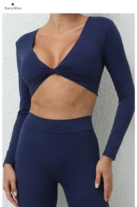 Détail du haut de yoga bleu marine à manches longues avec nœud torsadé et col en V