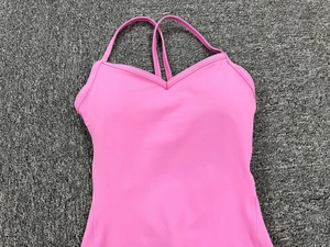 Flache Ansicht eines hellrosa Fitness-Bodys mit V-Ausschnitt und dünnen Trägern