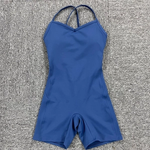 Body da yoga blu navy con spalline sottili e scollo a V su sfondo grigio testurizzato