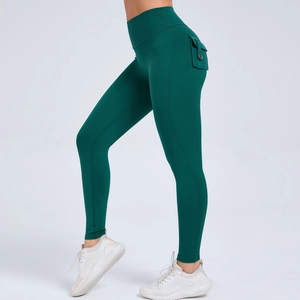 Dunkelgrüne Yogahose mit hoher Taille, Cargo-Seitentasche und braunen Knopfdetails