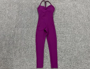 Flachbild-Detail eines dunkelvioletten V-Ausschnitt Yoga-Overalls mit dünnen Trägern