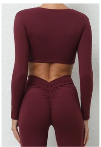 Détail arrière du legging taille haute effet push-up en ensemble de yoga bordeaux