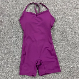 Vista piatta di un body da yoga bordeaux scuro con scollo a V e spalline incrociate