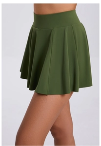 Détail de la jupe de tennis plissée vert olive avec taille haute et coutures sport