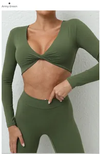 Détail du haut de yoga court vert armée avec nœud torsadé et tissu en maille côtelée