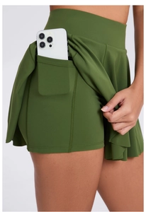 Détail d'une jupe de tennis vert armée avec une poche intérieure pratique pour téléphone