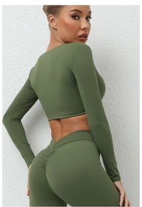 Détail du legging de yoga vert olive montrant la taille en V et l'effet push-up fessier