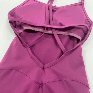 Vista dettagliata del top yoga rosa scuro con spalline incrociate e reggiseno imbottito