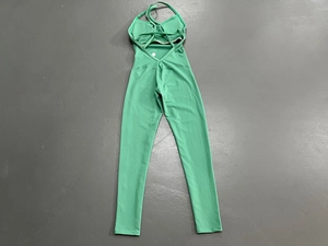 Detailansicht grüner V-Ausschnitt Yoga-Jumpsuit mit rückenfreiem Design und Sportpassform