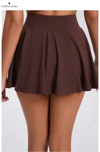 Détail macro de la taille haute du short de tennis plissé marron en tissu respirant