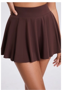 Détail d'une jupe de tennis plissée marron café avec taille haute et tissu à séchage rapide
