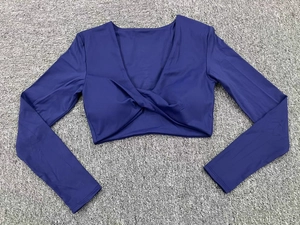 Détail du haut court de yoga bleu marine avec nœud torsadé, col en V et tissu extensible
