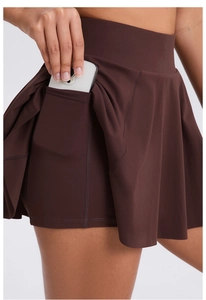 Détail de jupe de sport marron foncé avec short intérieur et poche latérale pratique