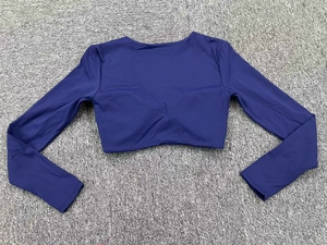 Vue à plat détaillée du crop top de yoga bleu marine avec une encolure ronde minimaliste