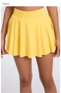Détail d'une jupe de tennis plissée taille haute jaune vif en tissu à séchage rapide