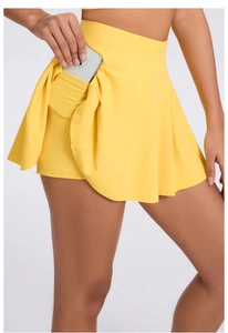 Détail de la jupe de tennis jaune plissée montrant la poche téléphone et le short de sécurité