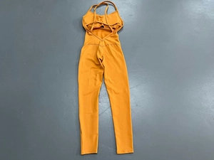 Flachbild eines orangefarbenen rückenfreien Yoga-Bodysuits mit dünnen Kreuzgurten