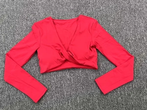 Détail du haut de yoga rouge à col en V avec un nœud torsadé élégant à l'avant