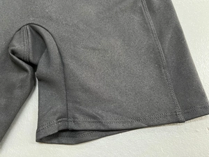 Dettaglio delle cuciture piatte e del tassello rinforzato sugli shorts da yoga neri