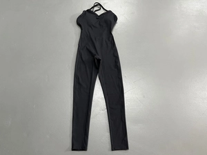 Flachbild-Detailansicht des schwarzen V-Ausschnitt Yoga-Bodysuits mit Kreuzträgern