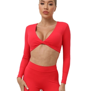 Ensemble de yoga rouge deux pièces avec haut à manches longues torsadé et legging taille haute