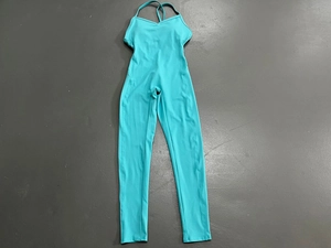Flachliegende Ansicht eines mintgrünen rückenfreien Yoga-Jumpsuits auf grauem Boden