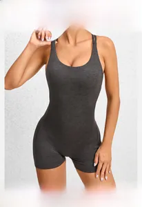 Détail de la combinaison de yoga gris foncé avec col en U et dos nageur sur mannequin