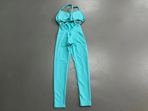 Detailansicht des petrolfarbenen Yoga-Jumpsuits mit dünnen Trägern und überkreuztem Rücken