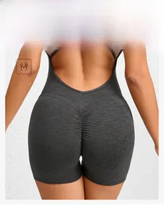 Détail des bretelles croisées et du design froncé sur le fessier du combishort de yoga