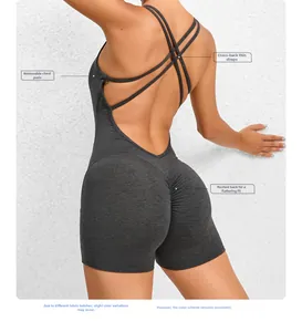 Détail de la combinaison yoga grise dos nu avec design scrunch butt et fines sangles