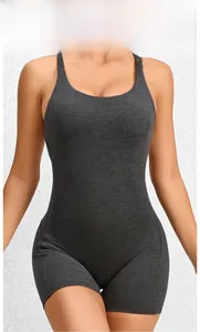 Détail de la combinaison de yoga gris anthracite à dos nageur et texture côtelée