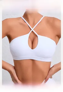 Détail de la brassière de sport blanche avec licou croisé et découpe en forme de goutte
