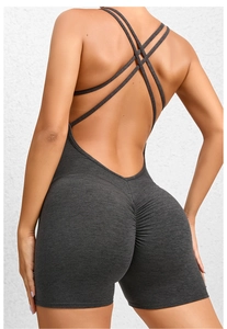 Détail des bretelles croisées au dos et de la couture froncée du combishort de yoga