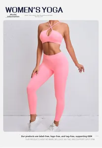 Détail de l'ensemble de yoga rose avec soutien-gorge croisé et legging taille haute