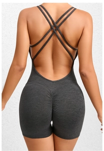 Détail des bretelles croisées et du design froncé sur le body de yoga gris anthracite