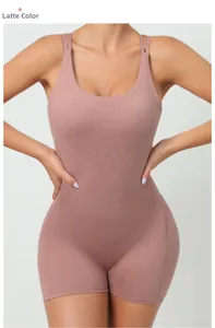 Détail du combishort de yoga marron latte avec texture côtelée et doubles bretelles